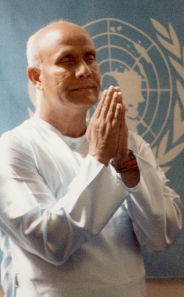 280 Sri Chinmoy meditando